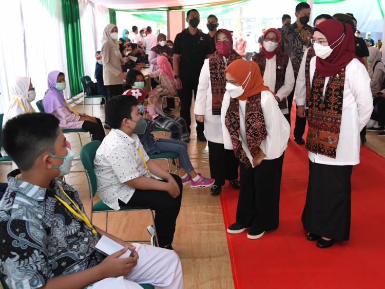 Ibu Iriana Tinjau Vaksinasi Covid-19 untuk Anak di Jakarta