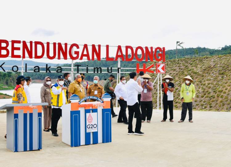 Naik Perahu Naga, Presiden Jokowi Resmikan Bendungan Ladongi di Kolaka Timur
