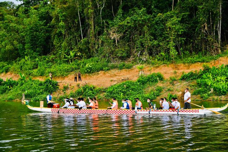 Saat Presiden Dayung Perahu Naga Bersama para Menteri