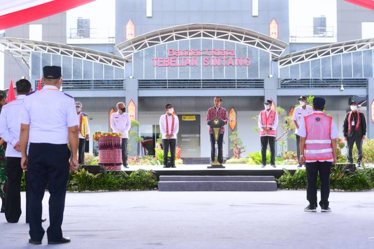 Presiden Jokowi Resmikan Bandara Tebelian di Sintang
