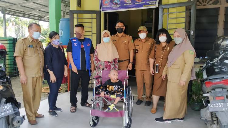 YSKI Beri Kursi Roda untuk Ahmad Fauzi Penderita Lumpuh Sejak Bayi