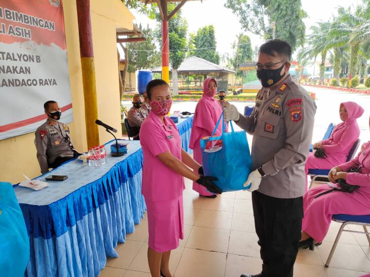 Keluarga Personil Penugasan Operasi Terima Tali Asih dari Batalyon B Pelopor Brimob Sumut