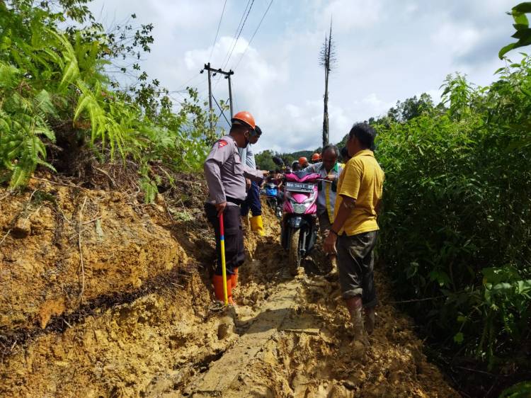 Bhakti Brimob Kepada Masyarakat, Brimob Polda Sumut Lakukan Pembersihan Tanah Longsor di Desa Arse Jae