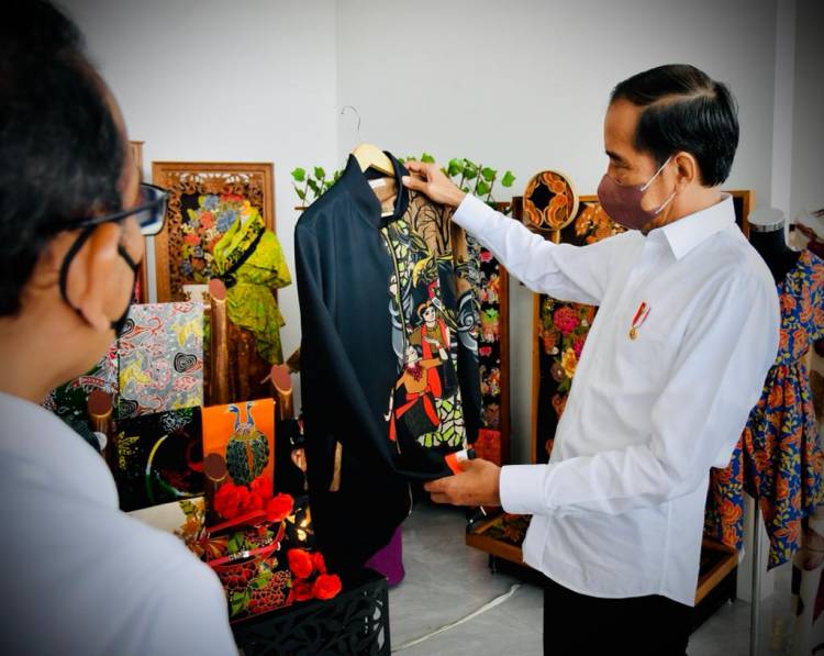 Momen Presiden dan Ibu Iriana Beli Batik Hingga Lukisan Karya UKM Blora