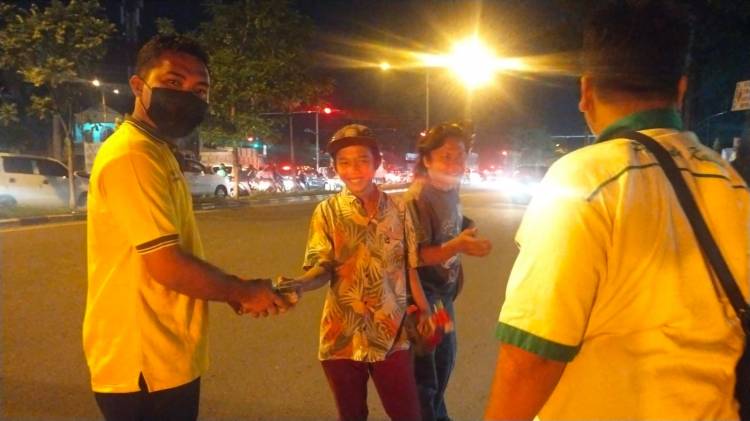 Sambut Natal, Pemuda Katolik Medan Sapa Tunawisma di Jalanan