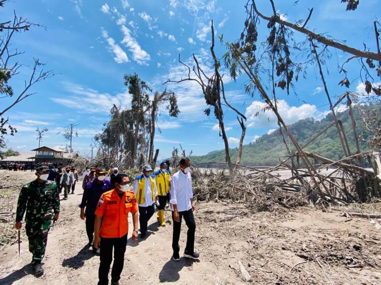 Tinjau Lokasi Erupsi Gunung Semeru, Presiden Pastikan Penanganan Bencana Berjalan Baik