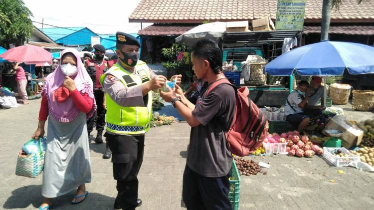 Brimob Polda Sumut Laksanakan Ops Yustisi dan Bagikan Masker Kepada Masyarakat
