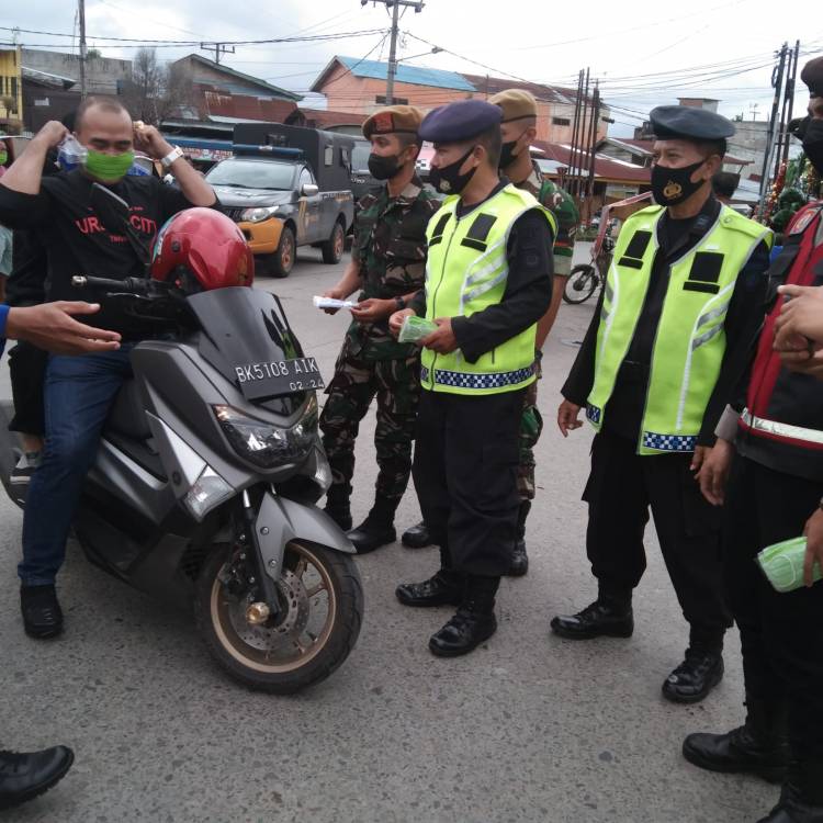 Bersinergi dalam Pencegahan Covid-19, Brimob Polda Sumut Bagikan Masker Kepada Masyarakat