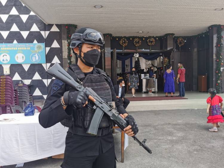 Brimob Polda Sumut Laksanakan Pengamanan dan Patroli Dialogis Saat Perayaan Natal