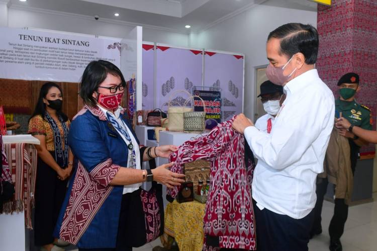 Saat Presiden Jokowi Beli Jaket Bomber dengan Motif Khas Dayak Sintang
