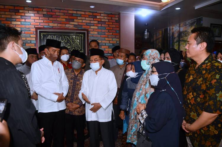 Presiden Jokowi Takziah ke Rumah Duka Almarhum Ferry Mursyidan Baldan