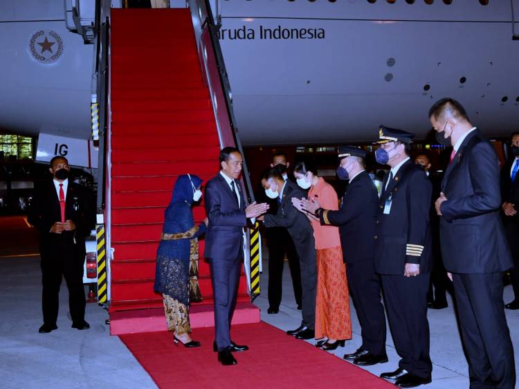 Usai Lawatan ke Brussels, Presiden Jokowi dan Ibu Iriana Tiba di Tanah Air