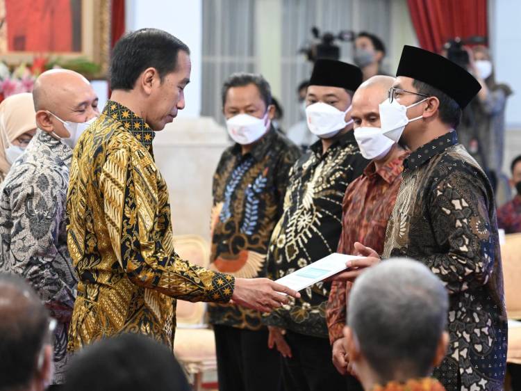 Presiden Jokowi Serahkan KUR Klaster dan Salurkan Dana melalui LPDB KUMKM