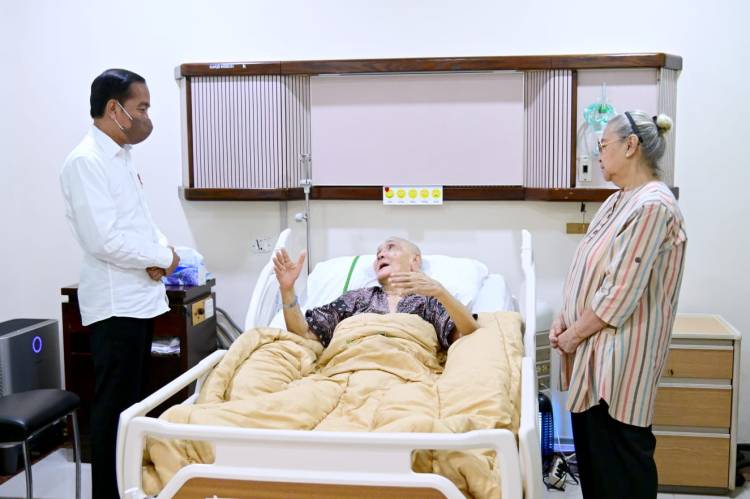 Presiden Jokowi Jenguk Try Sutrisno di RSPAD Gatot Soebroto