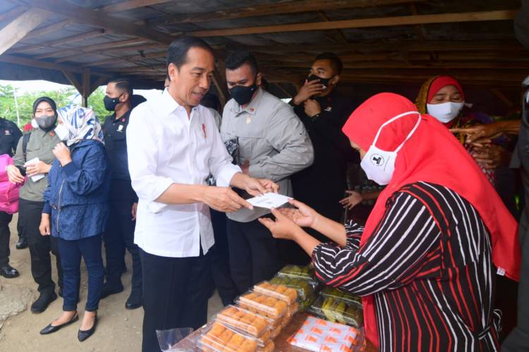 Presiden Jokowi Serahkan Bantuan Sosial kepada Pedagang di Pasar Sila