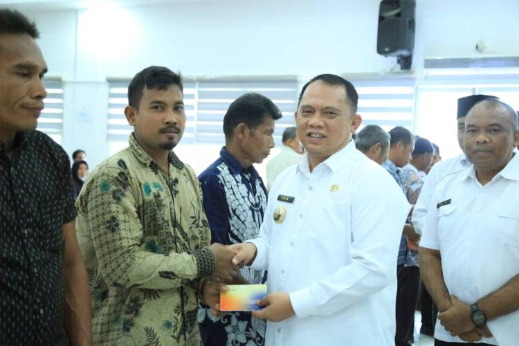 Bupati Serahkan Bantuan kepada Korban Puting Beliung