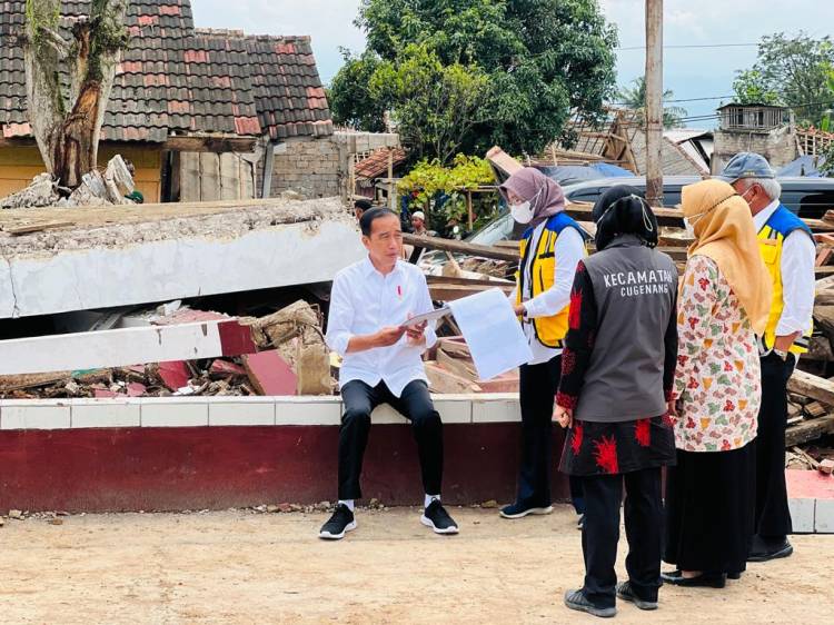 Presiden Jokowi Tinjau Rumah Contoh Tahan Gempa di Cianjur
