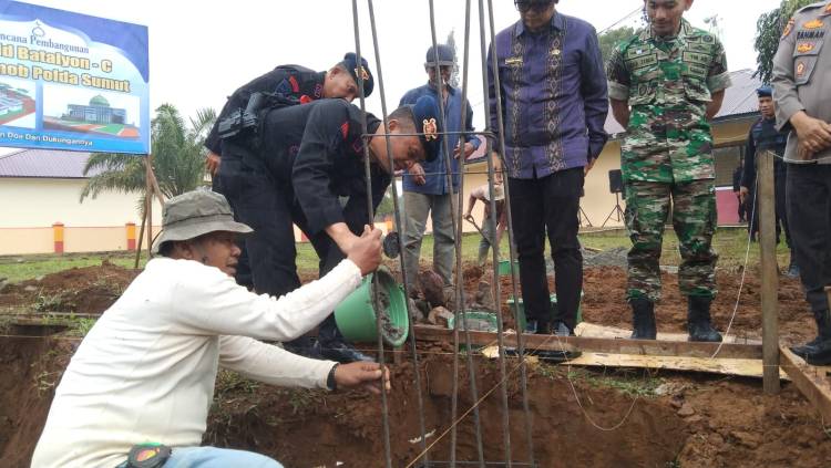 Dansat Brimob Poldasu Meletakkan Batu Pertama Pembangunan Mesjid Batalyon C