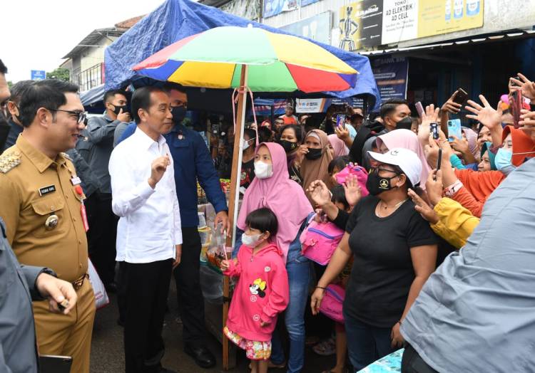 Presiden Berikan Bansos kepada Para Pedagang di Pasar Baru Subang