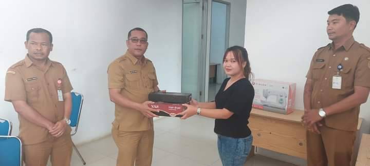 Pj Sekda Humbahas Serahkan Peralatan Kepada Pelaku Wirausaha Baru
