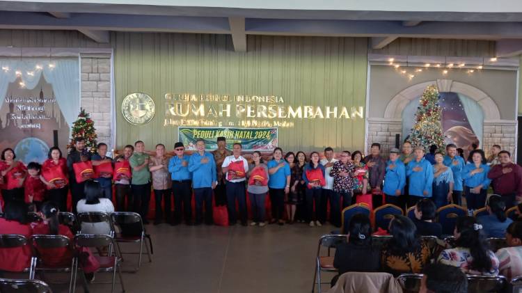 Sambut Natal 2024, MPK Wilayah Sumut-NAD Bagi Bingkisan Natal untuk Guru Sekolah Kristen di Medan