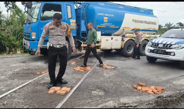Jelang Nataru, Polsek Kualuh Hulu Lakukan Penimbunan Jalan Berlubang