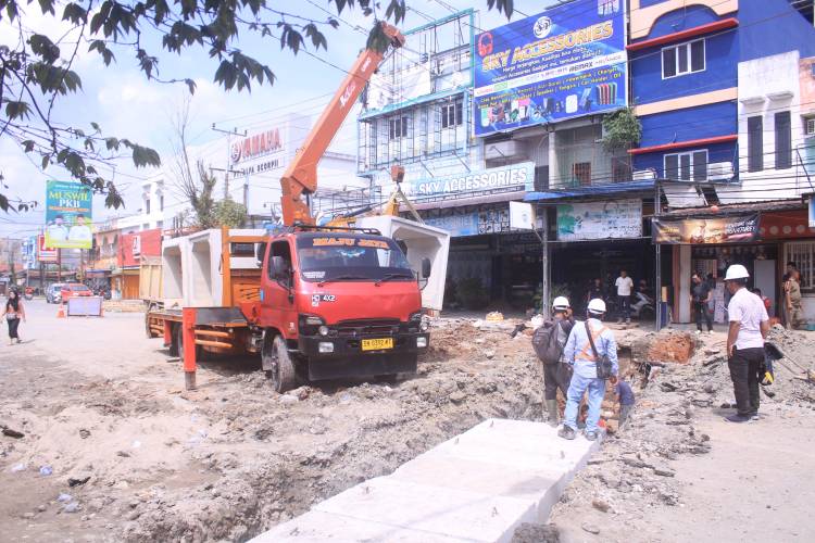 Drainase di Jalan Poros SM. Raja Dikeruk Arus Kendaraan dari Arah Sigambal Dialihkan Sementara