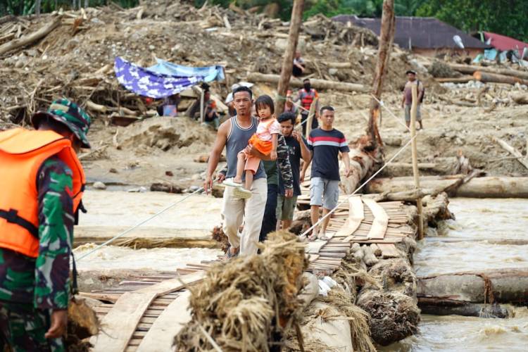 Bupati Labuhanbatu Temui Warga Batang Toru dan Garoga Tapsel yang Terdampak Banjir