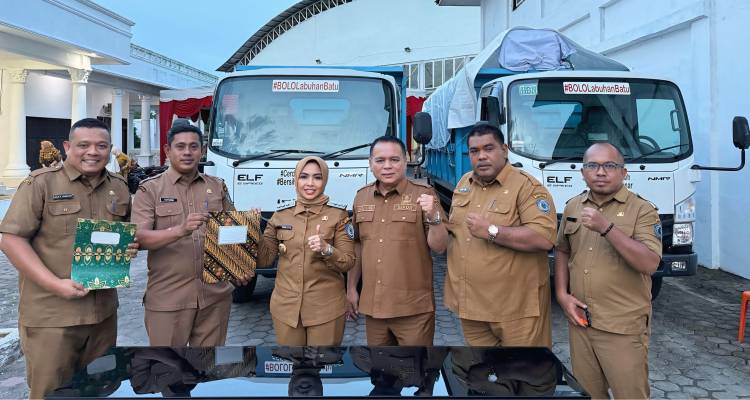 Bupati Labuhanbatu Serahkan Truk Sampah Untuk Kecamatan Rantau Selatan